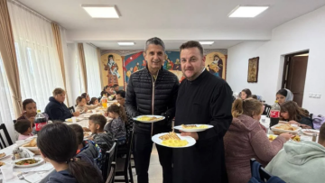 Συγκίνησε ο Λουτσέσκου: Πρόσφερε πάνω από 100 μερίδες φαγητού σε κοινότητα στη Ρουμανία στη μνήμη του πατέρα του