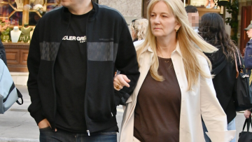 Βόλτα με off white σύνολο για τη διεθνούς φήμης γλύπτρια Έυα Καρύδη με τον σύντροφό της Αλέξανδρο Τσουβέλα
