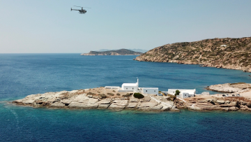 4 νησιά των Κυκλάδων για τη φετινή bucket list και ένας εναλλακτικός τρόπος να τα προσεγγίσετε