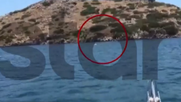 Καρέ - καρέ η διάσωση 14χρονου και της μητέρας του στα Μέγαρα που παρασύρθηκαν στη θάλασσα και βρέθηκαν δίπλα σε βραχονησίδα