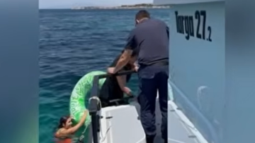 Βίντεο: Λιμενικοί έσωσαν 34χρονη που είχε παρασυρθεί με φουσκωτό στρώμα ανοιχτά από το Καβούρι, στο πλευρό της είχε κολυμπήσει ναυαγοσώστρια