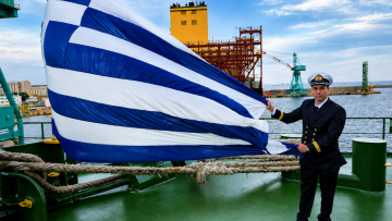 Κίνδυνος για την ελληνική σημαία λόγω έλλειψης νέων ναυτικών