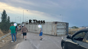Ανετράπη νταλίκα στην Εθνική Οδό Αθηνών-Θεσσαλονίκης, απεγκλωβίστηκε ο οδηγός