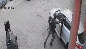 Αστυνομικός στο Ισραήλ πέταξε χειροβομβίδα κρότου-λάμψης μέσα σε αυτοκίνητο και έκλεισε την πόρτα για να μην βγουν οι επιβάτες, δείτε βίντεο