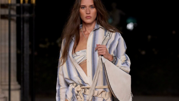 Beachwear: Τα ωραιότερα look παραλίας που είδαμε στις πασαρέλες της σεζόν

