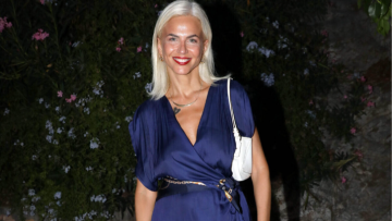 Το βραδινό look της Χριστίνας Κοντοβά με σατέν μάξι φόρεμα και επίπεδα σανδάλια
