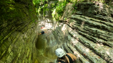 Κάναμε canyoning στις Οβίρες Ρογκοβού: Η απόλυτη καλοκαιρινή περιπέτεια στα Ζαγοροχώρια