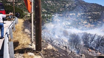 Φωτιά τώρα στην Άνδρο, 112 για εκκένωση της Παλαιόπολης