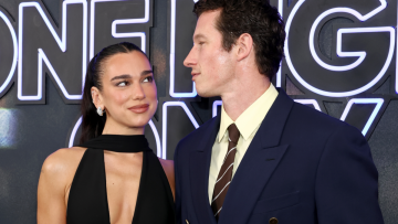 H Dua Lipa και ο Callum Turner έκαναν την πρώτη επίσημη δημόσια εμφάνιση μετά το γάμο τους