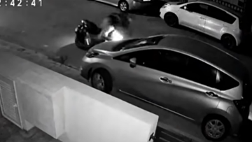 Μηχανή έπεσε σε σταθμευμένο ΙΧ στη Λάρισα και ο αναβάτης της εγκατέλειψε το σημείο, δείτε βίντεο
