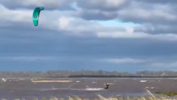 Αθλητής του kitesurfing πνίγηκε στην Αργεντινή ενώ η σύντροφός του κατέγραφε το μοιραίο άλμα του, δείτε βίντεο