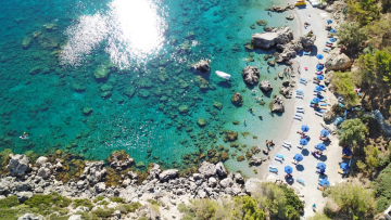 Επιχείρηση στη Ρόδο «κατέλαβε» την παραλία Άντονι Κουίν με ομπρελοκαθίσματα χωρίς να πληρώνει μίσθωμα
