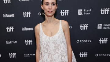 Ρούνι Μάρα: Η αιθέρια εμφάνιση με μίνι Givenchy φόρεμα