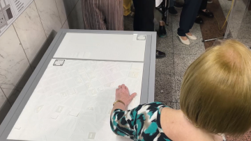 Νέος χάρτης με γραφή Braille στο Μετρό Συντάγματος για άτομα με οπτική αναπηρία, πώς λειτουργεί