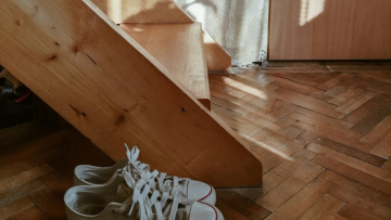Τελικά να βγάζουμε τα παπούτσια μας προτού μπούμε στο σπίτι; Τι απαντά μια μικροβιολόγος
