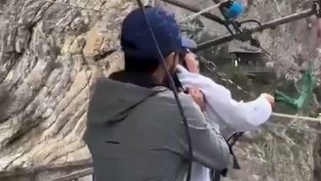Την εξανάγκασαν σε βουτιά 80 μέτρων ενώ ούρλιαζε «μη με ρίξετε»: Έρευνα για τρομακτικό extreme sport στο Νταγκεστάν