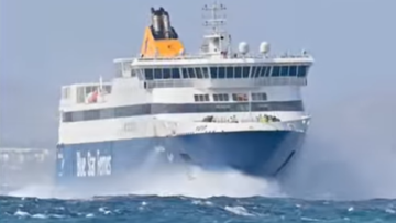 Βίντεο: Η «μάχη» του Blue Star να δέσει στη Νάξο εν μέσω ισχυρών ανέμων