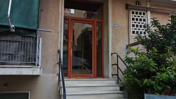 «Μαζεύτηκαν εφτά νεαροί, πέσανε δύο πυροβολισμοί κι άρχισαν να τρέχουν»: Τι λένε οι ένοικοι για τη συμπλοκή στο Παγκράτι
