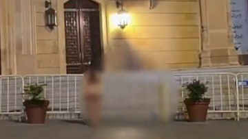 Σάλος στη Βηρυτό για ημίγυμνη γυναίκα μπροστά από τέμενος, έκανε live στο TikTok, δείτε βίντεο