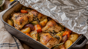 Αλουμινόχαρτο ή μεμβράνη: Πότε τα χρησιμοποιούμε στην κουζίνα