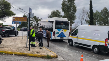 Τραγωδία στη λεωφόρο Βουλιαγμένης: Νεκρή η γυναίκα που παρασύρθηκε από λεωφορείο