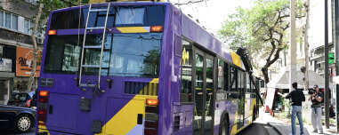 Ξεκίνησε το ξήλωμα των τρόλεϊ, αφαιρούν τα καλώδια στον Πειραιά, δείτε βίντεο