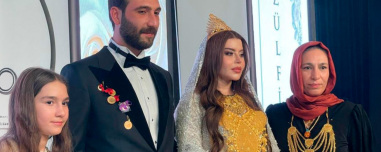 Γάμος από... χρυσό στην Τουρκία: Έλουσαν τη νύφη με κοσμήματα και αναγκάστηκε να καθίσει γιατί δεν άντεχε το βάρος, δείτε βίντεο