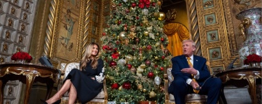 Πώς ο Τραμπ «παρακολούθησε» το ταξίδι του Άγιου Βασίλη: Τι είπε τηλεφωνικώς στα παιδιά για δώρα, μπισκότα και... κάρβουνο, δείτε βίντεο