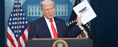 Ο Τραμπ έβγαλε έναν ογκώδη φάκελο με επιτεύγματα στη συνέντευξη Τύπου: «Ίσως κάνουμε κάτι στη Βενεζουέλα με τη Ματσάδο», δείτε live
