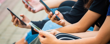 Όταν το scroll γίνεται εξάρτηση: Ο εθισμός στο διαδίκτυο «χτυπά» πλέον και παιδιά δημοτικού