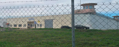 Δολοφονία ισοβίτη στις φυλακές Δομοκού: Το σκουπισμένο όπλο και τα «κενά μνήμης» στις καταθέσεις του αρχιφύλακα και του Βούλγαρου