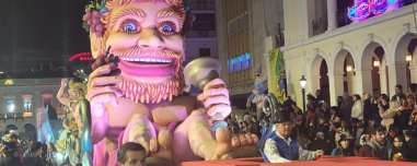 Ξεκίνησε η νυχτερινή ποδαράτη παρέλαση στην Πάτρα, στους δρόμους 50.000 καρναβαλιστές, δείτε live