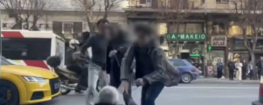 Οδηγός του ΟΑΣΘ βγήκε από το λεωφορείο και έπαιξε ξύλο με άλλον οδηγό που τον είχε μπλοκάρει, δείτε βίντεο 