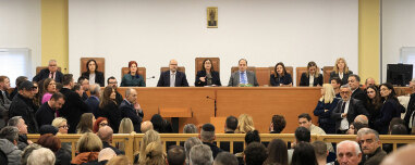 H δικαστική αίθουσα των Τεμπών που ζητείται να αλλάξει, έχει 450 θέσεις, είναι η μεγαλύτερη στη χώρα, λέει το υπουργείο Δικαιοσύνης 