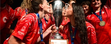 Νύχτα αποθέωσης μετά το τέταρτο Champions League του Ολυμπιακού: Φιλιά στην κούπα και πανηγυρισμοί μέχρι το πρωί, δείτε βίντεο και φωτογραφίες