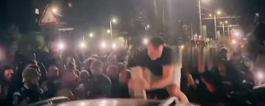 Άγρια επεισόδια μεταξύ πολιτών και Ουκρανών στρατιωτικών στο Λβιβ, νεαρός σπάει με μανία το παρμπρίζ αυτοκινήτου, βίντεο