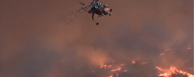 Στο Πόρτο Γερμενό οι φλόγες - Απεγκλωβισμοί από την παραλία, ξεκίνησαν οι επιχειρήσεις των εναέριων μέσων