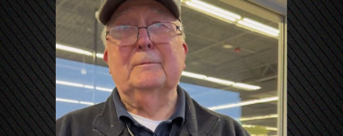 Η συγκινητική ιστορία ενός 88χρονου βετεράνου που έχασε τη σύνταξή του και ένας influencer του συγκέντρωσε πάνω από $1 εκατ. για να σταματήσει να εργάζεται