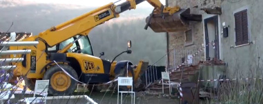 Απίστευτη υπόθεση στην Ιταλία: Αθωώθηκε για τη δολοφονία του γείτονά του γιατί εκείνος πήγε με εκσκαφέα να του γκρεμίσει το σπίτι