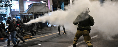 Επεισόδια στο κέντρο της Αθήνας στην πορεία για τον Γρηγορόπουλο, δείτε βίντεο και φωτογραφίες