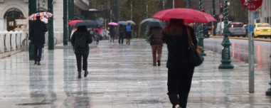 Ισχυρές βροχές και καταιγίδες έως το μεσημέρι, ποιες περιοχές επηρεάζονται από την κακοκαιρία Byron