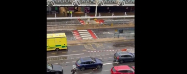 Ένοπλοι αστυνομικοί εισέβαλαν στο Χίθροου: Διακοπή δρομολογίων στα τρένα, συλλήψεις και δακρυγόνα