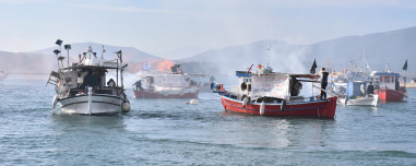 Από στεριά και θάλασσα αποκλεισμένο το λιμάνι του Βόλου, με τα τρακτέρ οι αγρότες, με βάρκες και καπνογόνα οι ψαράδες
