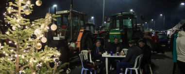 Έτοιμοι για γιορτές στα μπλόκα οι αγρότες: Αρνούνται τον διάλογο εάν δεν εκπληρωθούν κάποια αιτήματα, για νομικές συνέπειες προειδοποιεί η κυβέρνηση 