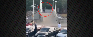 Ο άγνωστος ήρωας του Σίδνεϊ: Αφόπλισε δράστη, δέχτηκε πυρά από αστυνομικούς και ξυλοκοπήθηκε επειδή τον πέρασαν για τρομοκράτη, δείτε βίντεο