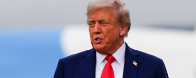 «Δεν πίνω, αλλά αν το έκανα, θα είχα πολύ καλές πιθανότητες να είμαι αλκοολικός»: Απόλυτη κάλυψη από τον Τραμπ στην προσωπάρχη του Λευκού Οίκου