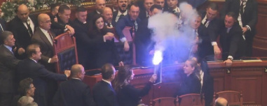 Μπάχαλο στο κοινοβούλιο της Αλβανίας: Βουλευτές πιάστηκαν στα χέρια, άναψαν καπνογόνα και πέταξαν νερά, δείτε βίντεο