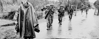 Πίτερ Αρνέτ: Ο άνθρωπος που μίλησε με Σαντάμ και Μπιν Λάντεν, έκανε ρεπορτάζ ενώ γύρω του «σφύριζαν» οι βόμβες και κολύμπησε με το χειρόγραφό του στα δόντια 