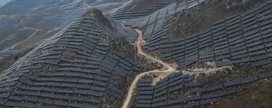  Απόκοσμες εικόνες στην Κίνα, «έντυσαν» ολόκληρα βουνά με φωτοβολταϊκά, δείτε βίντεο