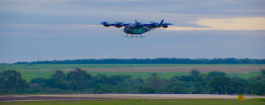 Η Eve της Embraer έκανε την παρθενική πτήση του «ιπτάμενου αυτοκινήτου», έχει δεχθεί πάνω από 3.000 προπαραγγελίες
